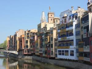 Girona is 30-40 minutes from Sant Feliu