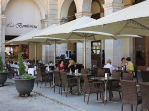 It has boulevards, with eateries and places to stop for a drink