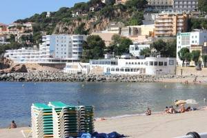 Sun loungers to rent just about level with the Rambla on the left