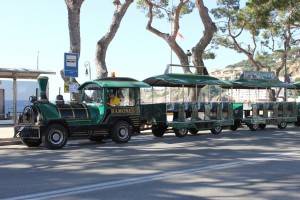 The bus stops opposite the Rambla