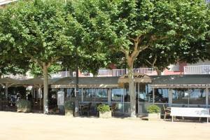 Children can run around on the Passeig whilst you eat